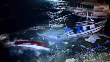 Hatay’da Fırtına, 3 Tekneyi Batırdı