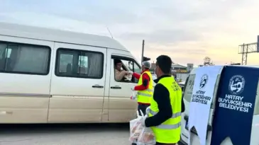 Hatay Büyükşehir Belediyesi’nden İftara Yani Kumanya Dağıtımı