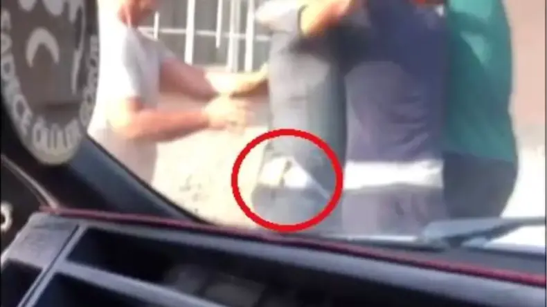 Belindeki bıçakla kavgaya girdi, sokak boks ringine döndü